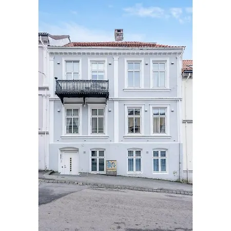 Apartment Affordable Central Flat On Ground Level. Hf1