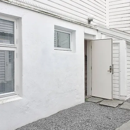 Affordable Central Flat On Ground Level. Hf1 برغن